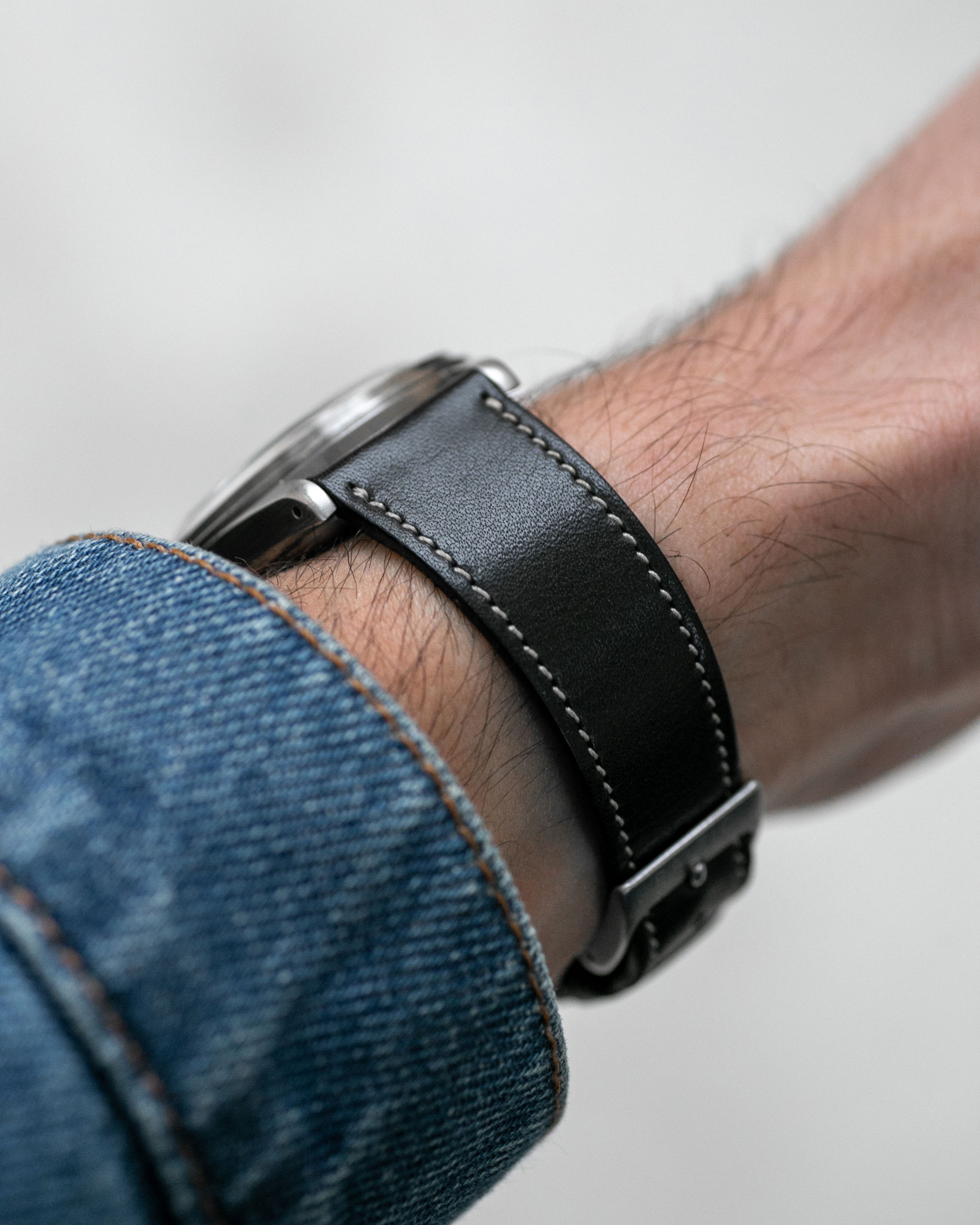 Black leather iwatch online band